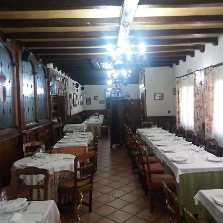 Hostal Los Galgos Yepes Esterno foto