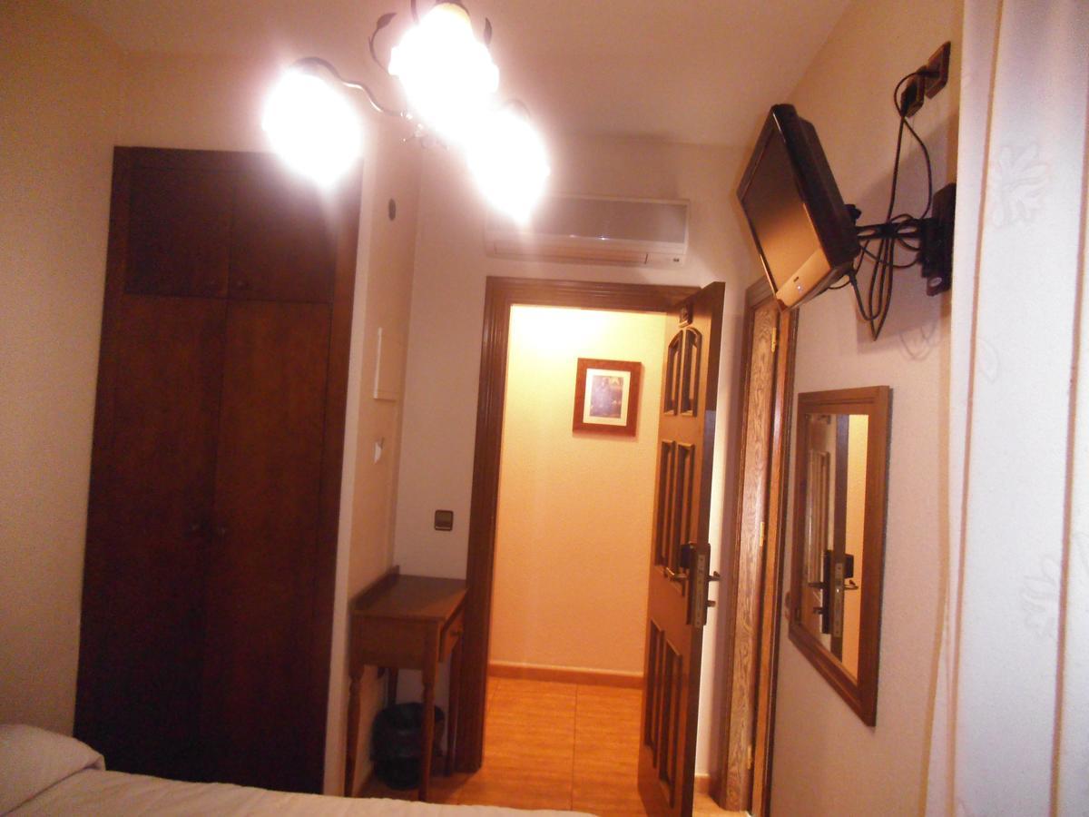 Hostal Los Galgos Yepes Esterno foto