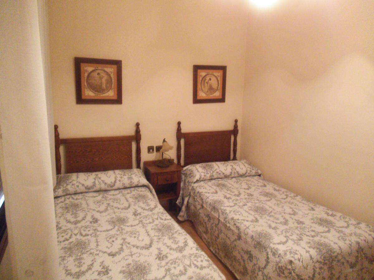 Hostal Los Galgos Yepes Esterno foto