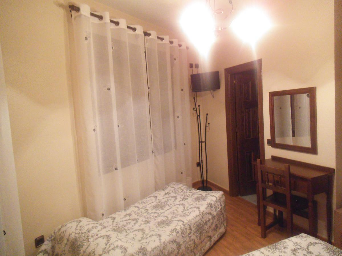 Hostal Los Galgos Yepes Esterno foto