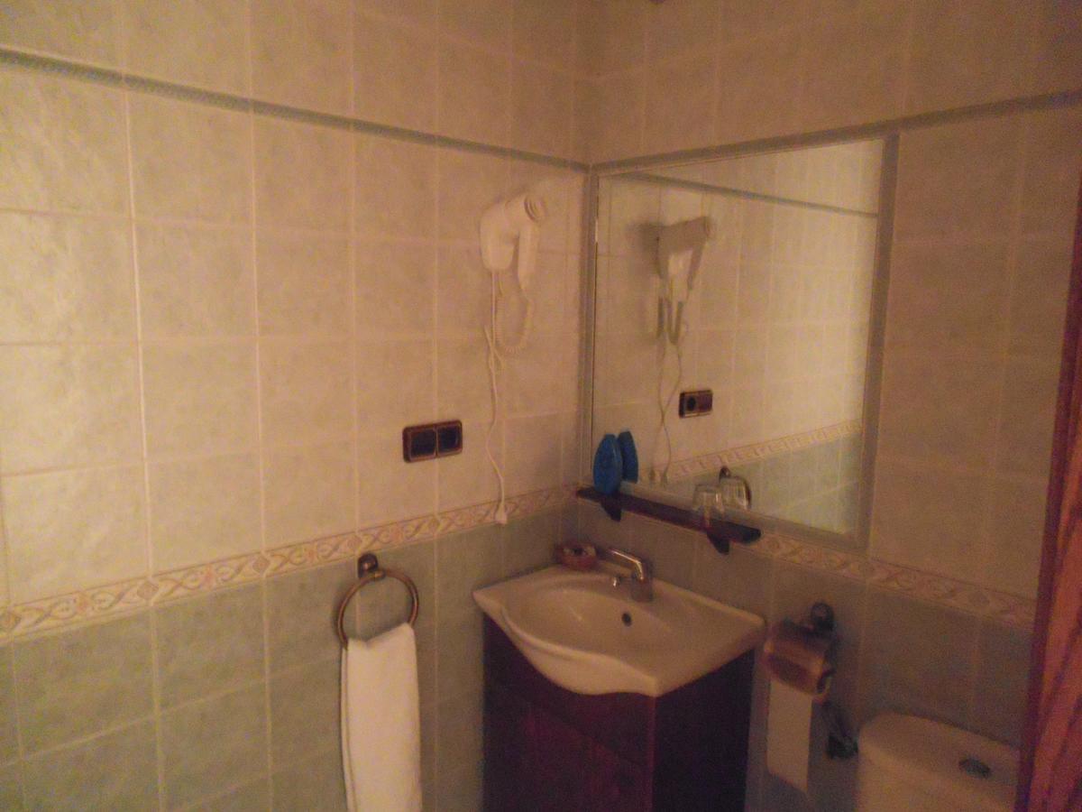 Hostal Los Galgos Yepes Esterno foto