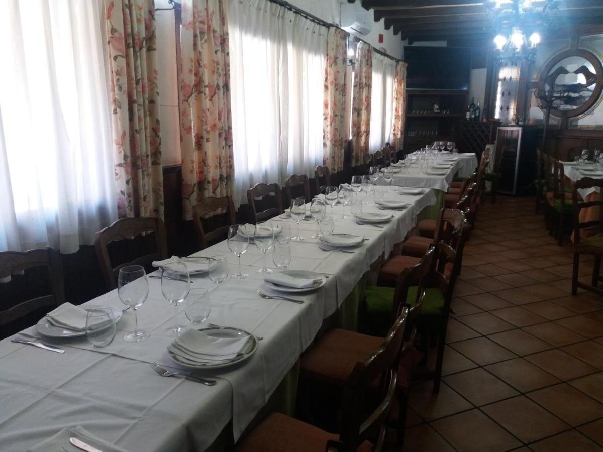 Hostal Los Galgos Yepes Esterno foto