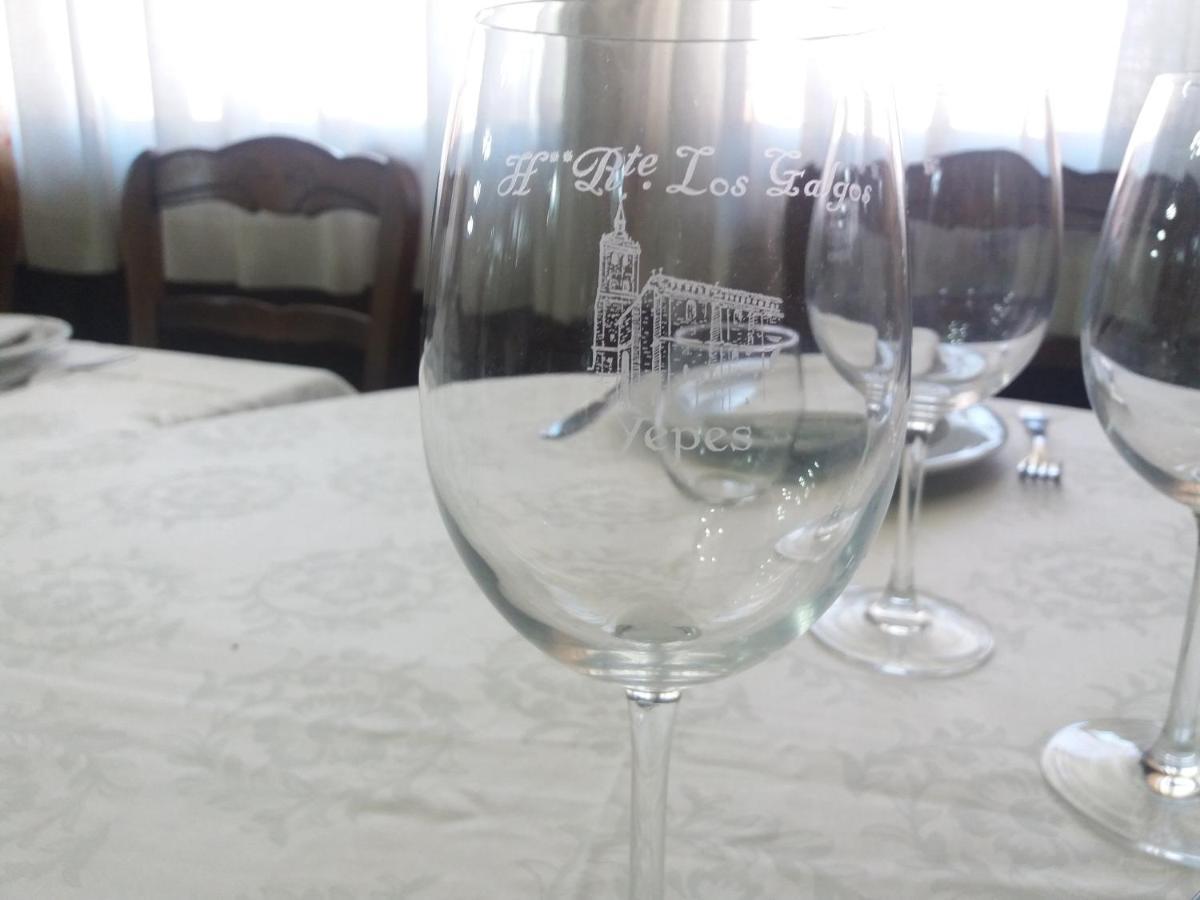 Hostal Los Galgos Yepes Esterno foto