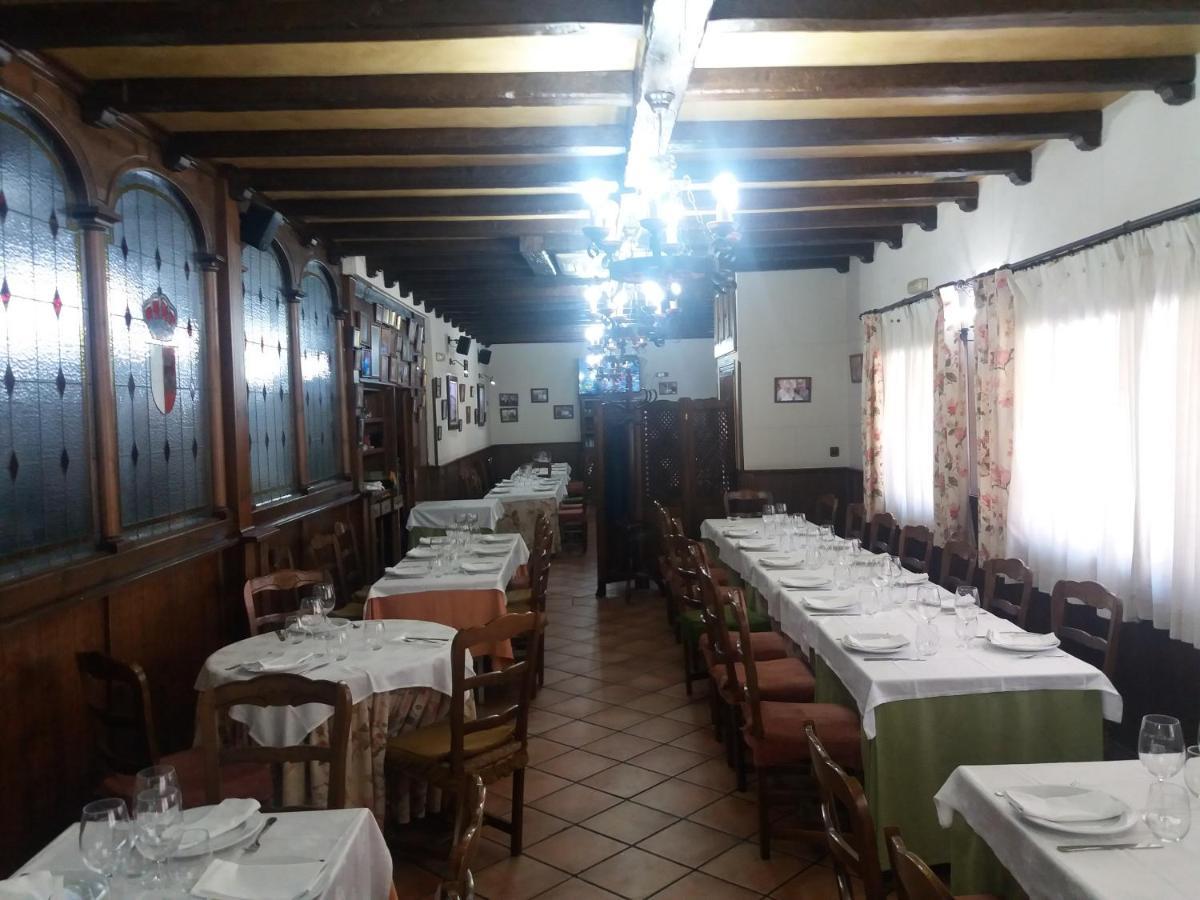 Hostal Los Galgos Yepes Esterno foto